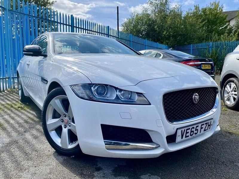 Used Jaguar XF Portfolio 180 HP (132 kW) 2015 White Sedan