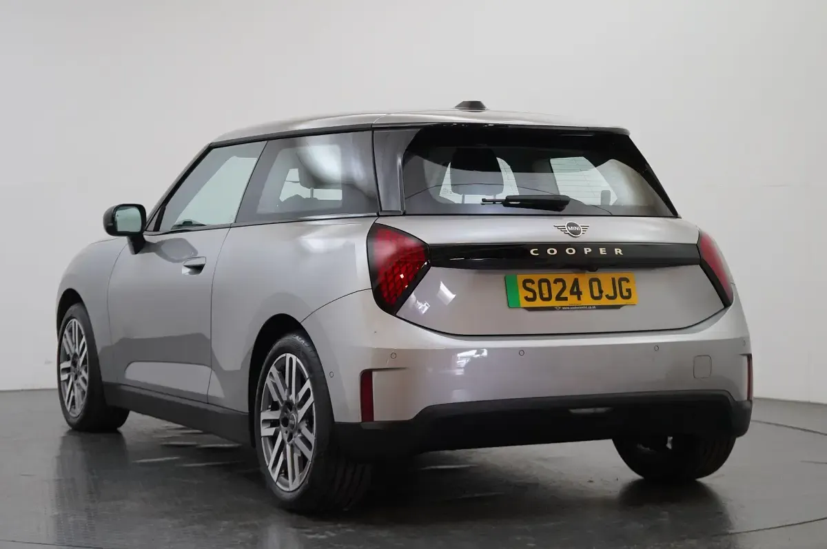 Używany Mini Cooper Hatch 133 kW (181 KM) 2024 Srebrny Hatchback