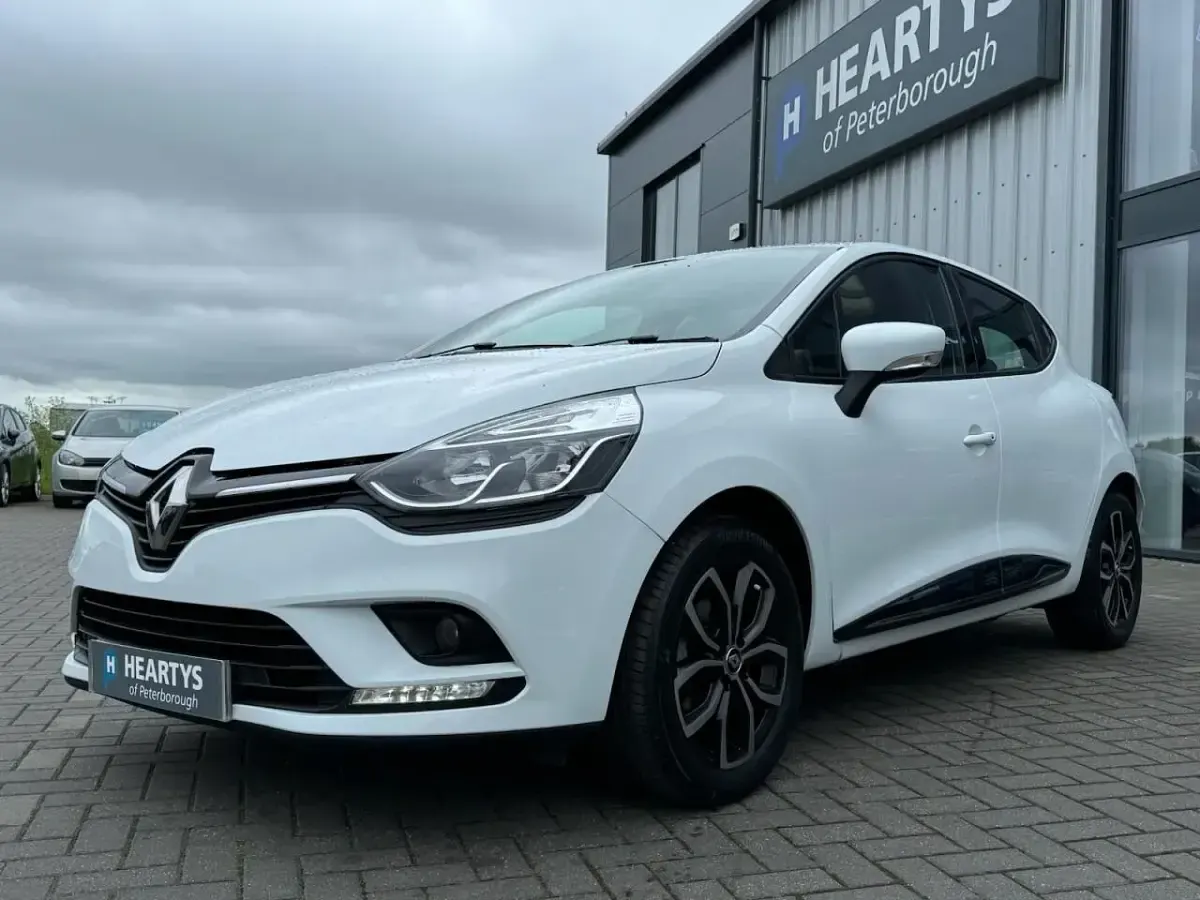 Used Renault Clio Play 89 HP (65 kW) 2019 White Hatchback