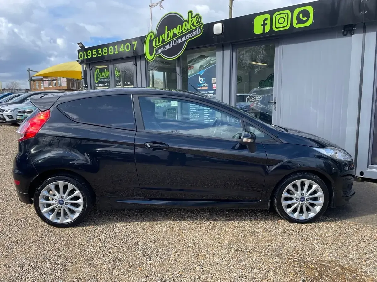 Usado Ford Fiesta Sport 95 HP (69 kW) 2016 Preto Van