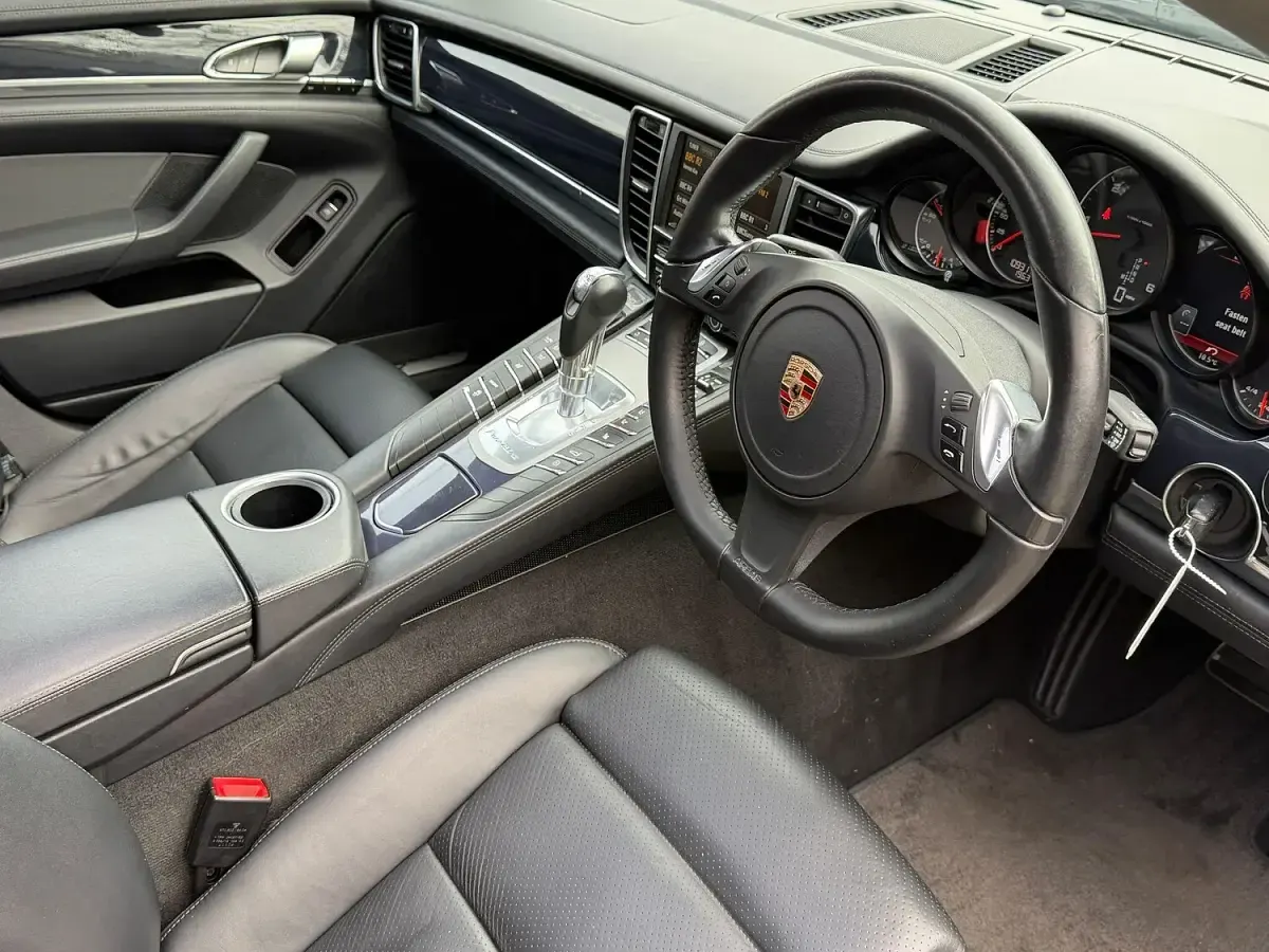 Used Porsche Panamera 250 HP (183 kW) 2012 Silver Hatchback
