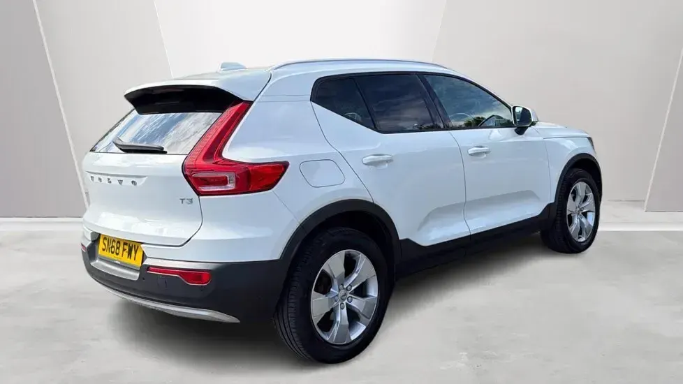Used Volvo XC40 Momentum 154 HP (113 kW) 2018 White SUV