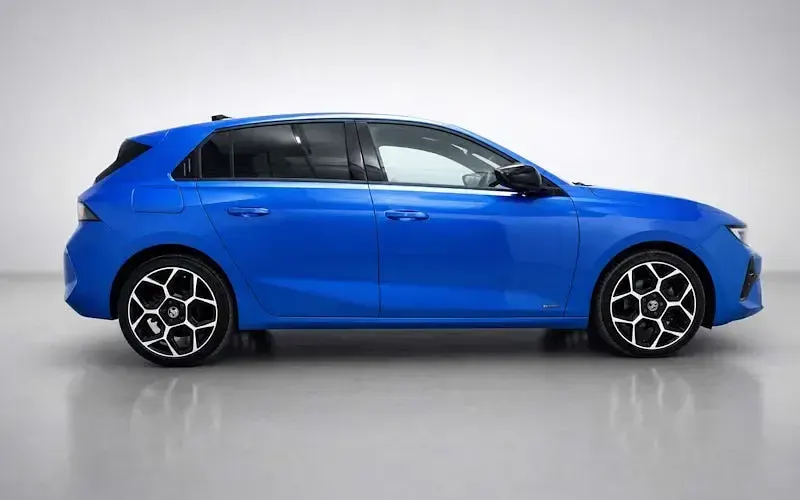 Used Vauxhall Astra Ultimate 131 HP (96 kW) 2023 Blue Hatchback