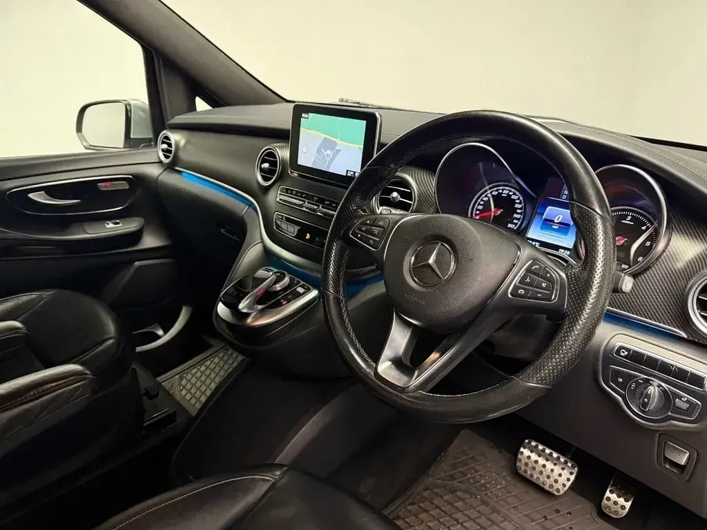 Begagnad Mercedes V250 AMG line 2017 Silver Minibuss