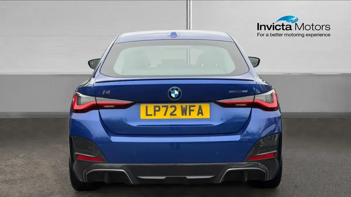 Usado BMW i4 M Sport 250 kW (340 CV) 2023 Azul Berlina