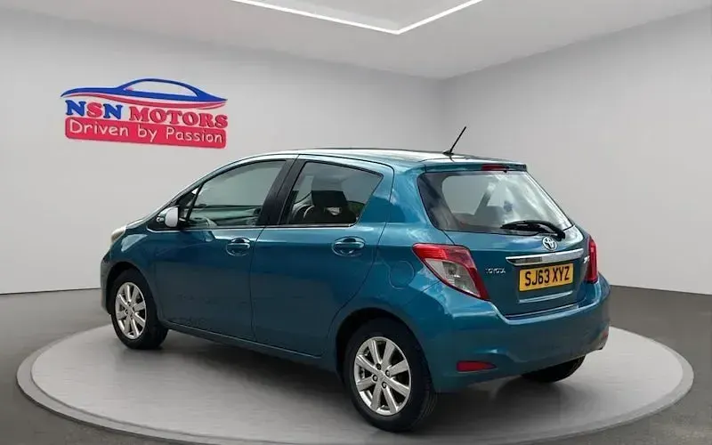Used Toyota Yaris 69 HP (50 kW) 2013 Blue Hatchback