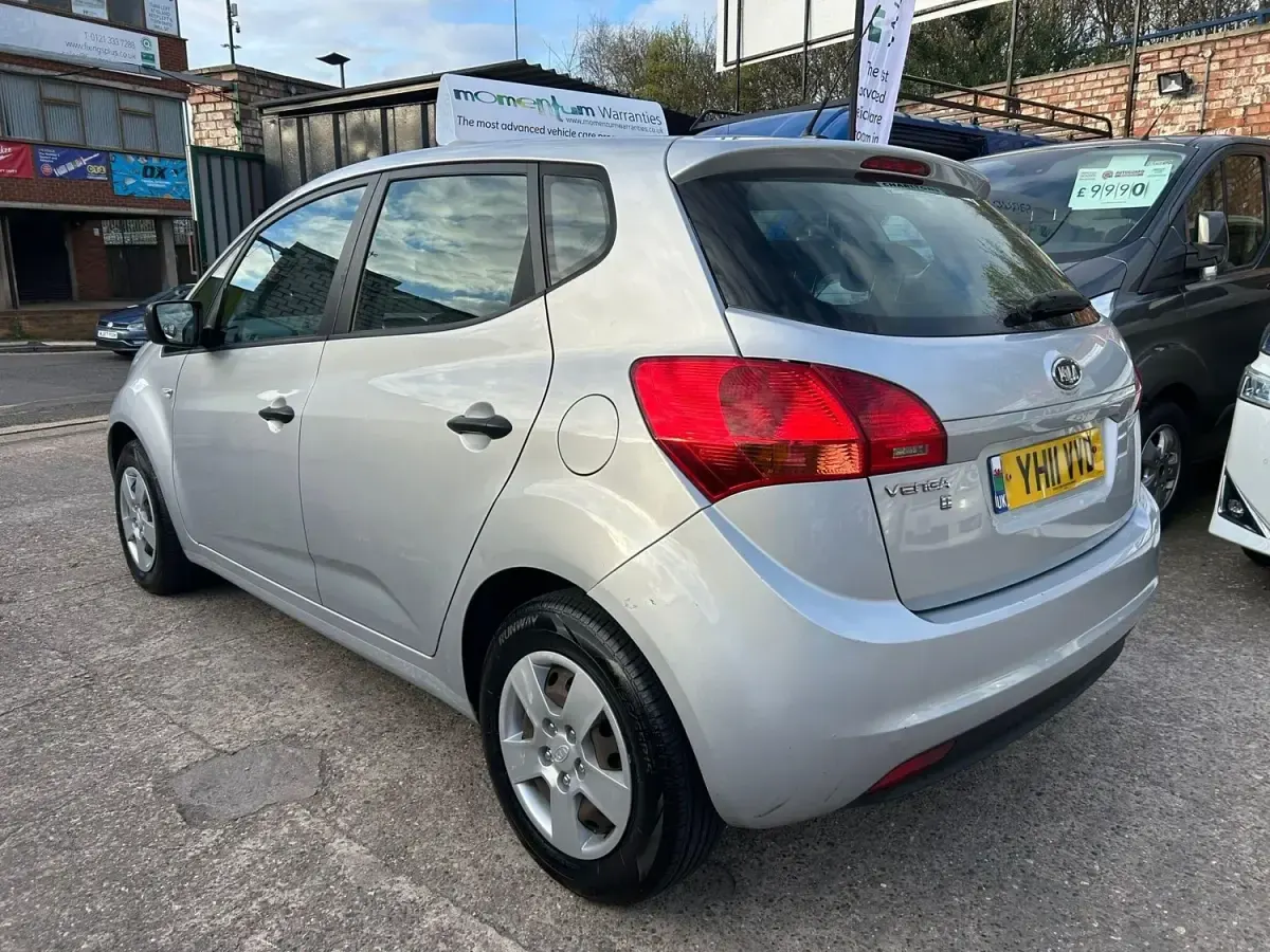 Second-hand Kia Venga 89 CP (65 kW) 2011 Argintiu Hatchback