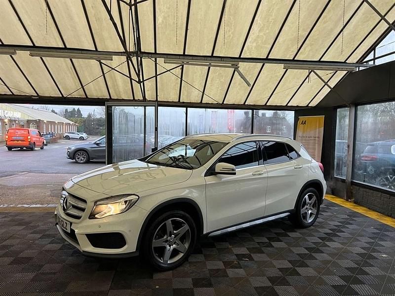 Used Mercedes GLA250 Executive 211 HP (155 kW) 2015 White SUV
