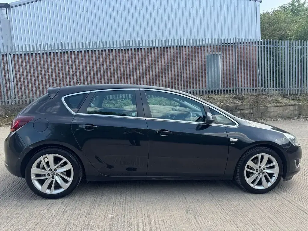 Second-hand Vauxhall Astra SRi 115 CP (84 kW) 2014 Negru Hatchback
