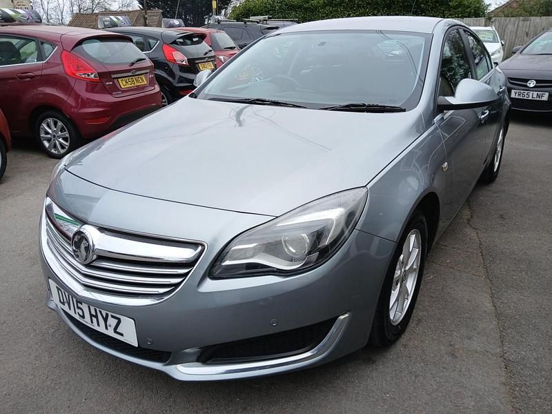 Used Vauxhall Insignia Design Edition 140 HP (102 kW) 2015 Silver Hatchback