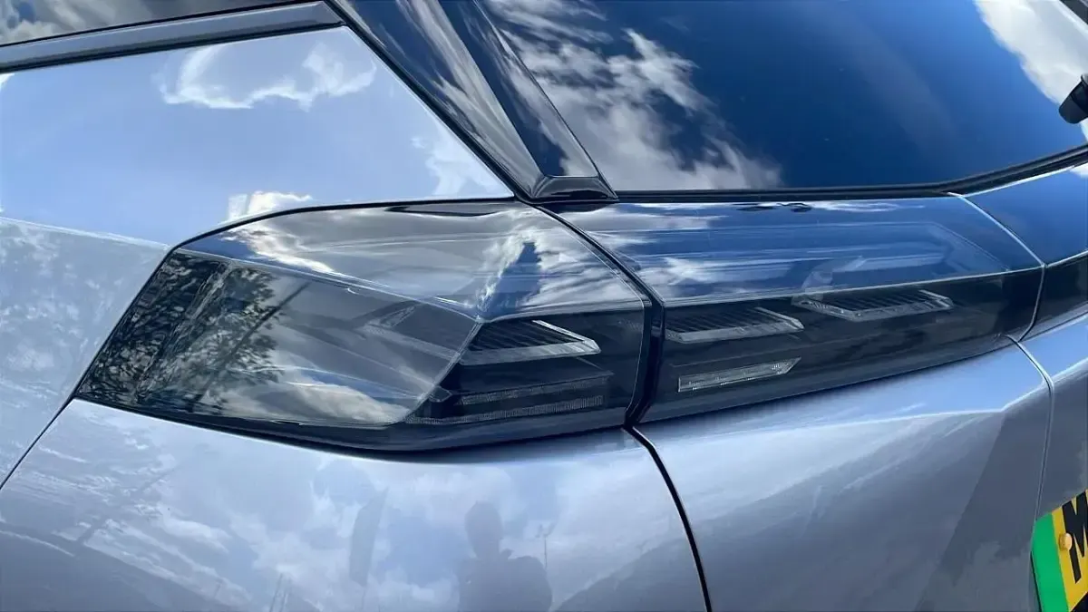 Begagnad Peugeot e-2008 Allure 98 kW (134 HK) 2024 Grå SUV
