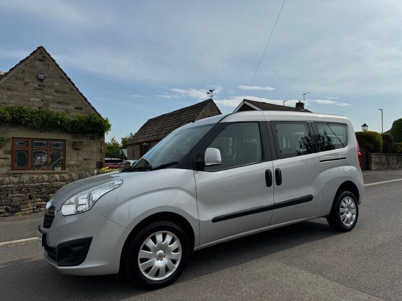 Silver Used 2018 Vauxhall Combo MPV | £8,990 (Fair price) - Image 1/4