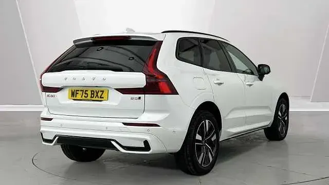 Używany Volvo XC60 Plus 247 KM (181 kW) 2025 Biały SUV