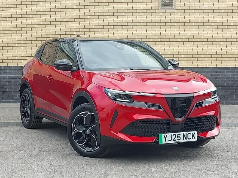 Bicolour special solid brera red with black roo New 2025 Alfa Romeo Junior Edizione Speciale Hatchback | £35,998 (Fair price) - Image 1/4