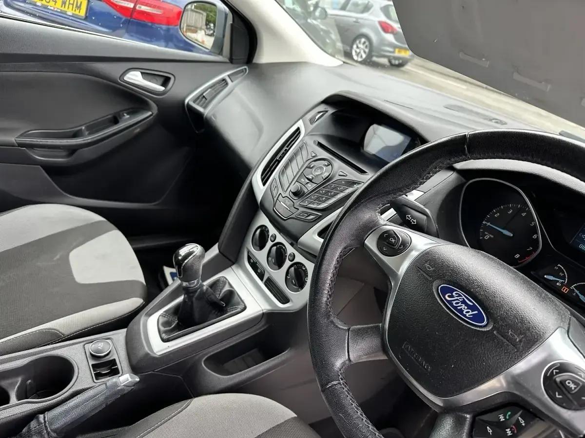 Used Ford Focus Zetec 125 HP (91 kW) 2012 Blue Hatchback
