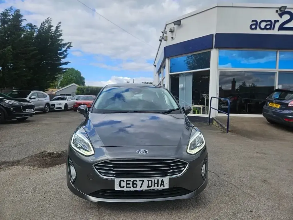 Usado Ford Fiesta Zetec 85 HP (62 kW) 2017 Cinzento Citadino