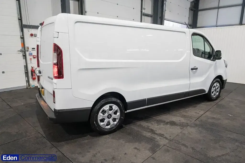 New Renault Trafic 2025 White MPV