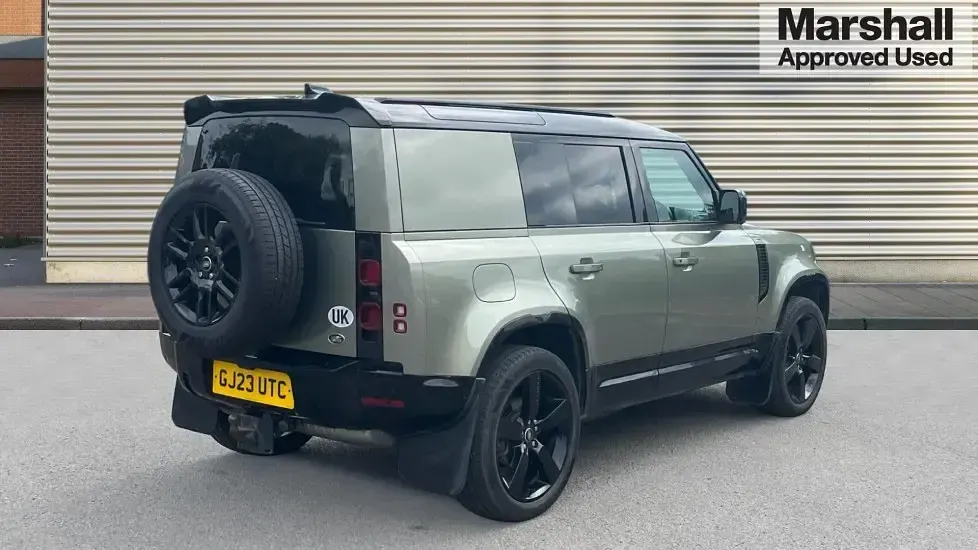 Used Land Rover Defender SE 249 HP (183 kW) 2023 Pangea green metallic SUV