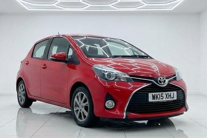 Used Toyota Yaris 90 HP (66 kW) 2015 Red Hatchback