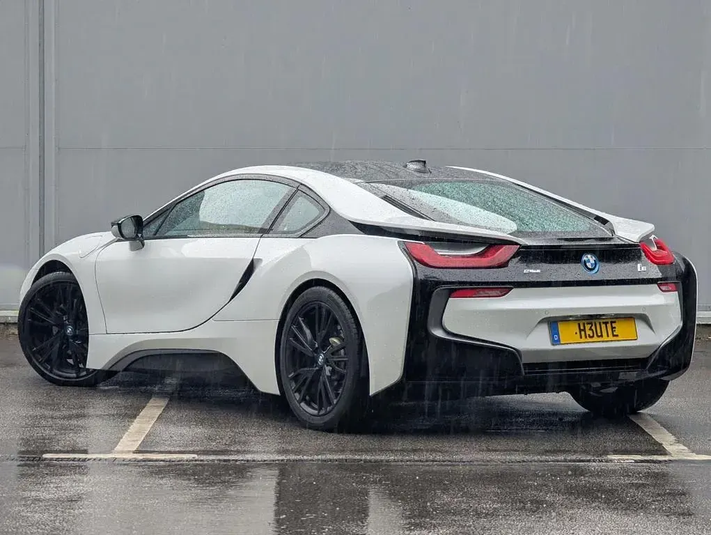 Used BMW i8 Pure Impulse 362 HP (266 kW) 2016 Multicolour Coupe