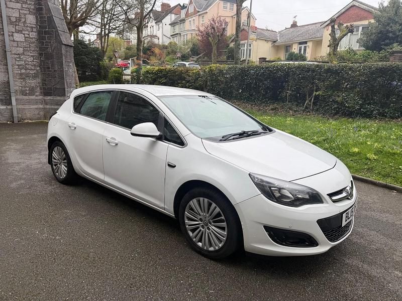 Used Vauxhall Astra Excite 100 HP (73 kW) 2015 White Hatchback