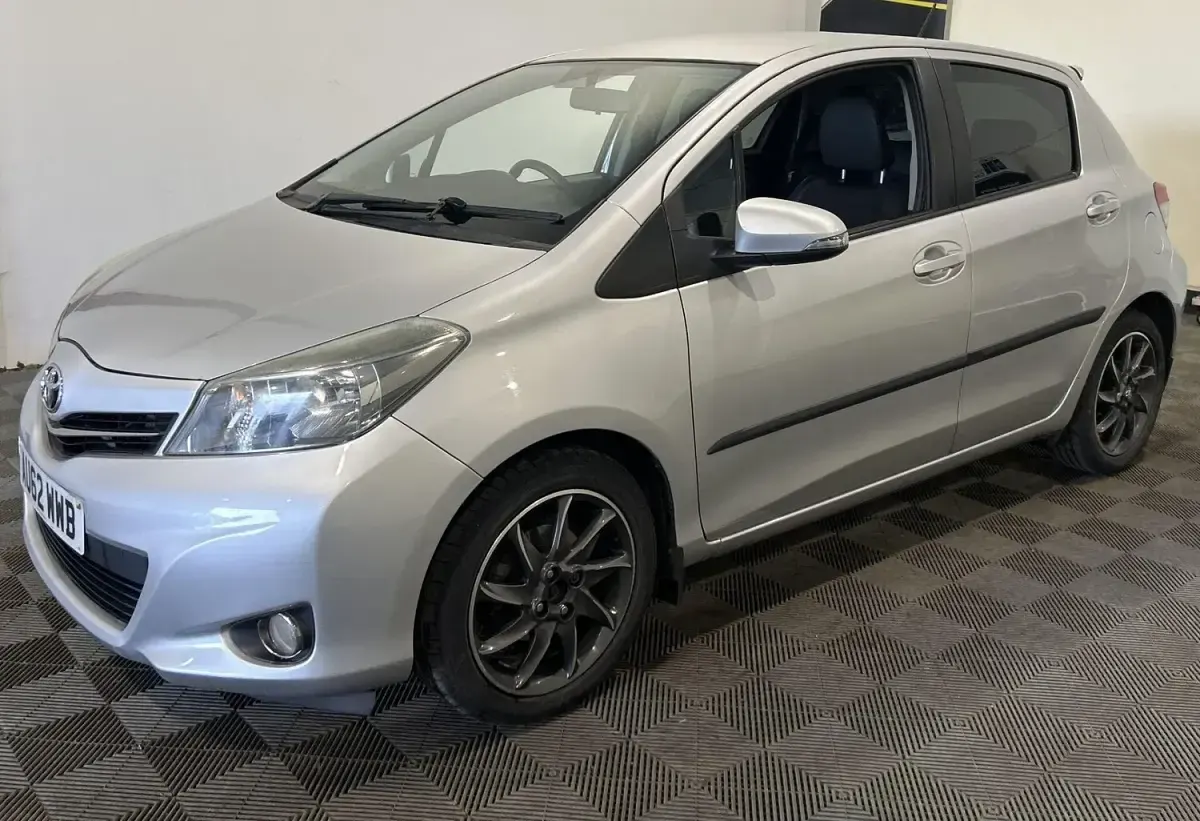 Used Toyota Yaris Trend 99 HP (72 kW) 2012 Silver Hatchback