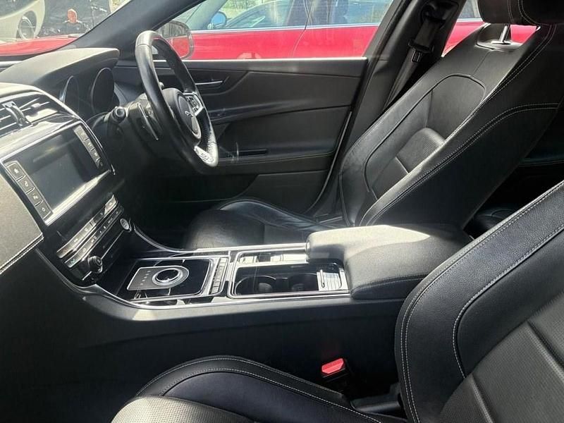 Begagnad Jaguar XE Ingenium 200 HK (147 kW) 2018 Vit Sedan