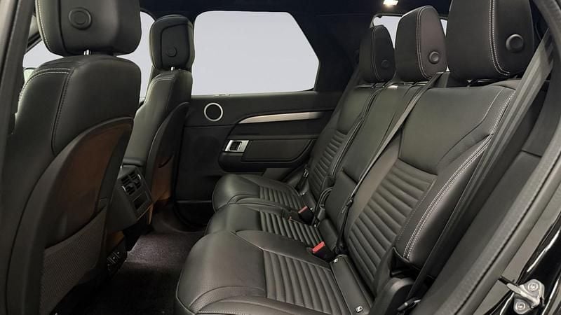 Used Land Rover Discovery 5 SE Dynamic 2023 Santorini black SUV