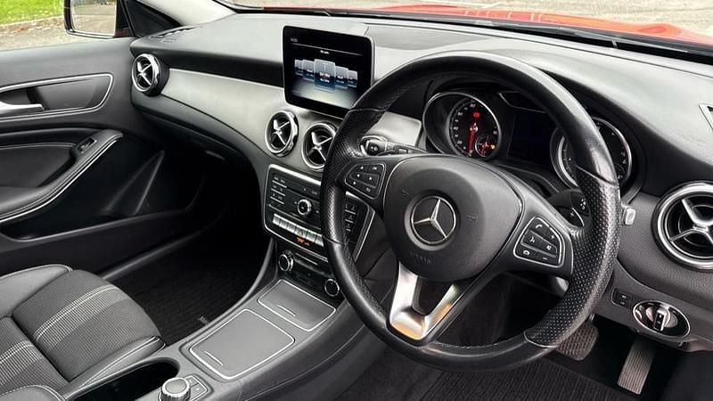 Used Mercedes GLA180 Urban 122 HP (89 kW) 2019 Red SUV