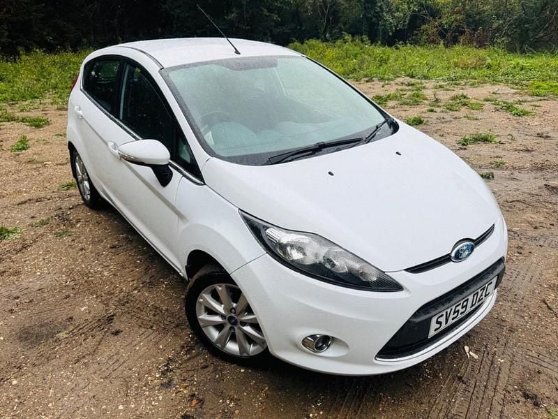 White Used 2010 Ford Fiesta Zetec Hatchback | £2,490 (Fair price) - Image 1/4
