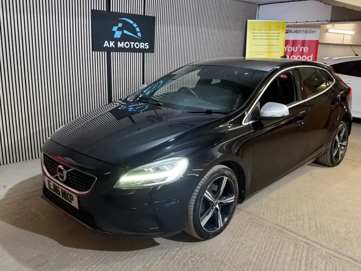 Usado Volvo V40 R-Design 122 CV (89 kW) 2016 Negro Utilitario