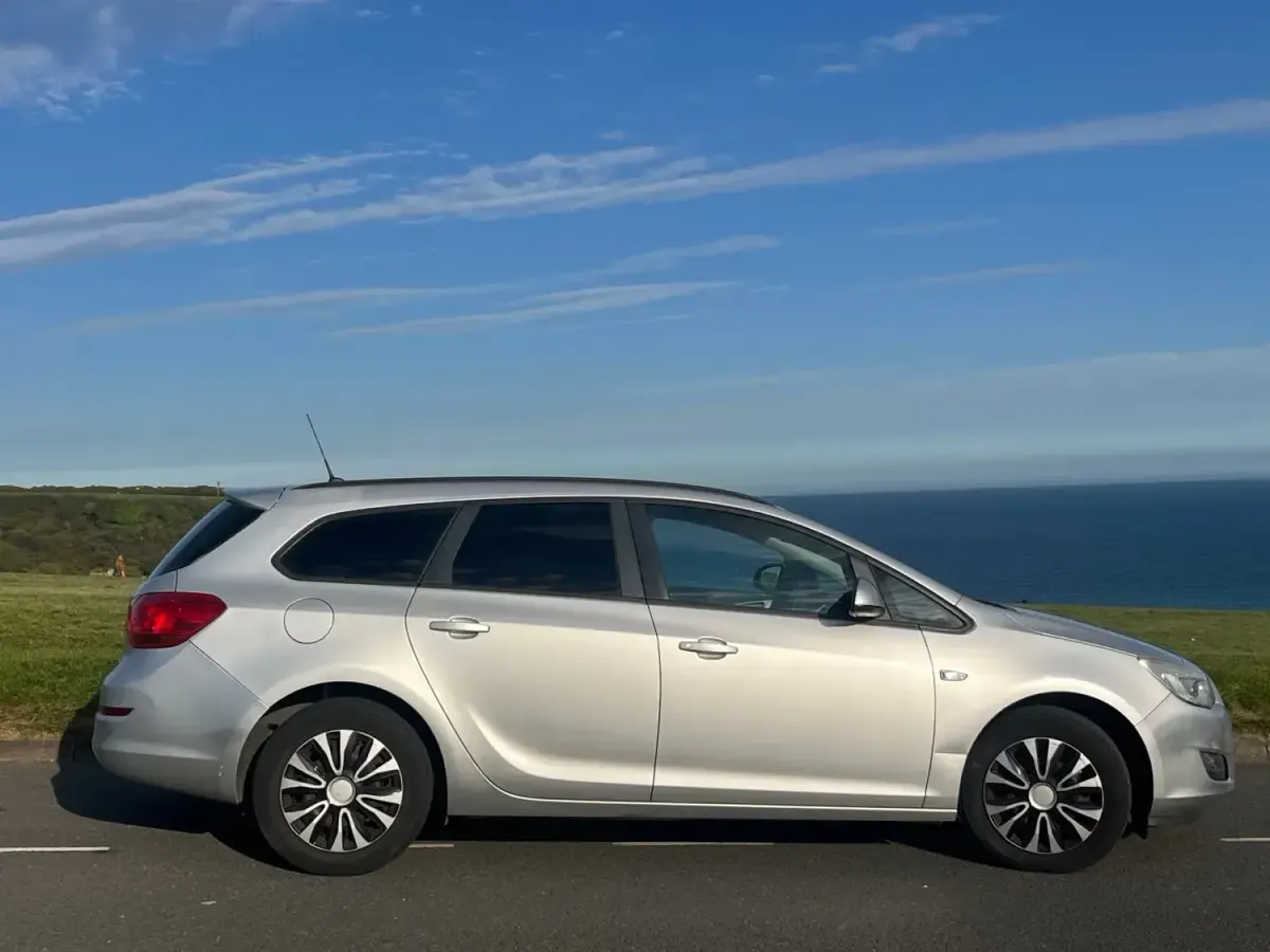 Usado Vauxhall Astra 2011 Plateado Familiar