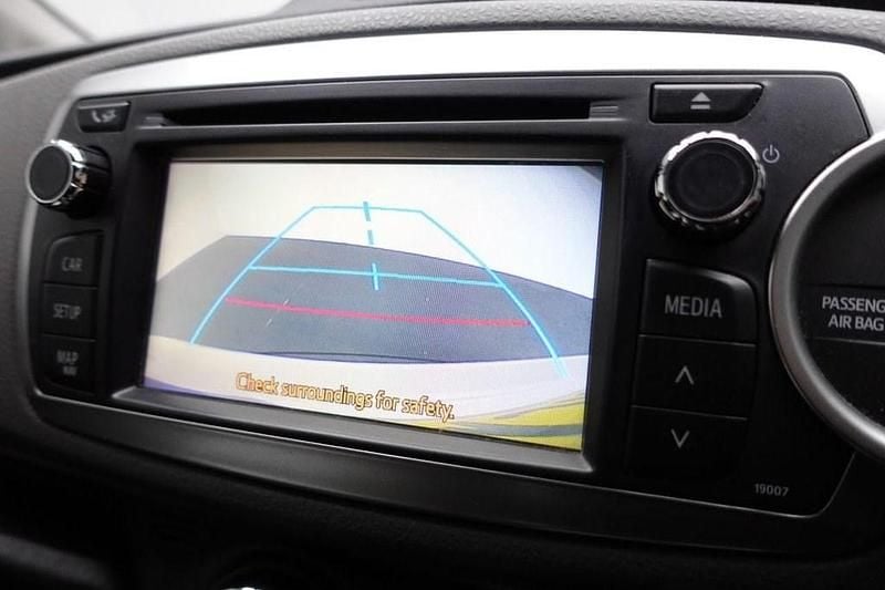 Used Toyota Yaris SR 101 HP (74 kW) 2013 White Hatchback