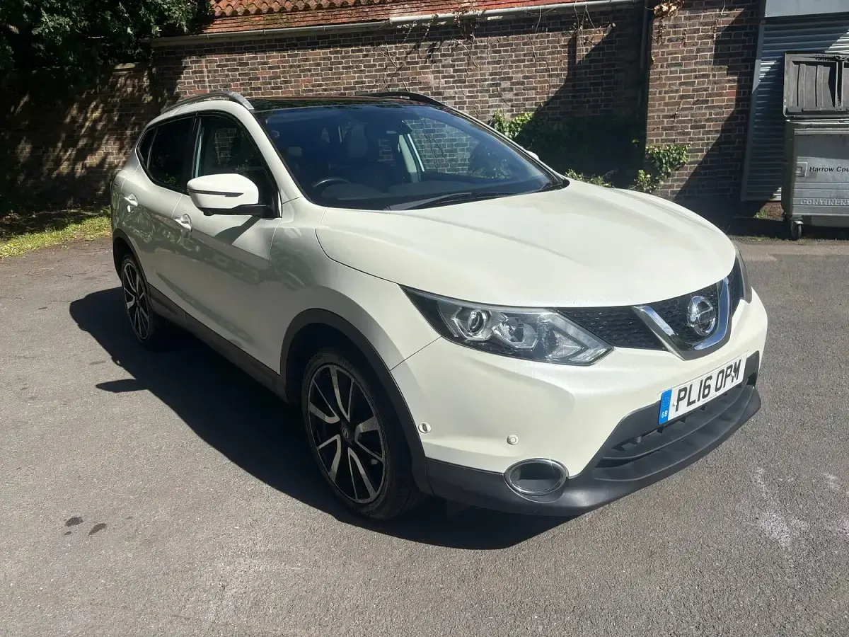 Used Nissan Qashqai Tekna 115 HP (84 kW) 2016 White SUV