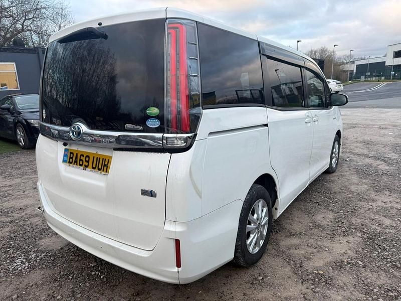 Begagnad Toyota Noah 2026 Vit Minibuss