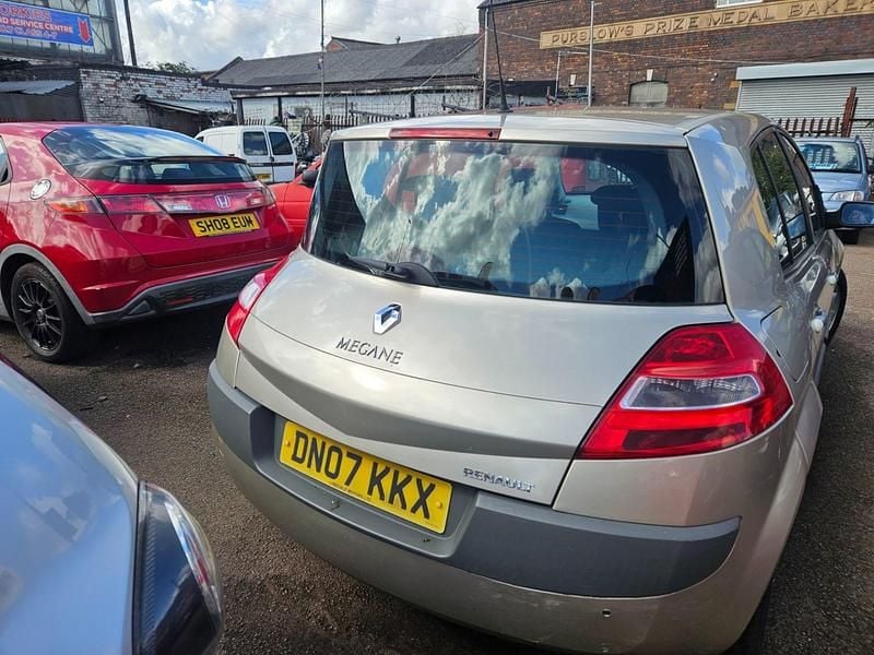 Used Renault Mégane II Dynamique 2007 Gold Hatchback