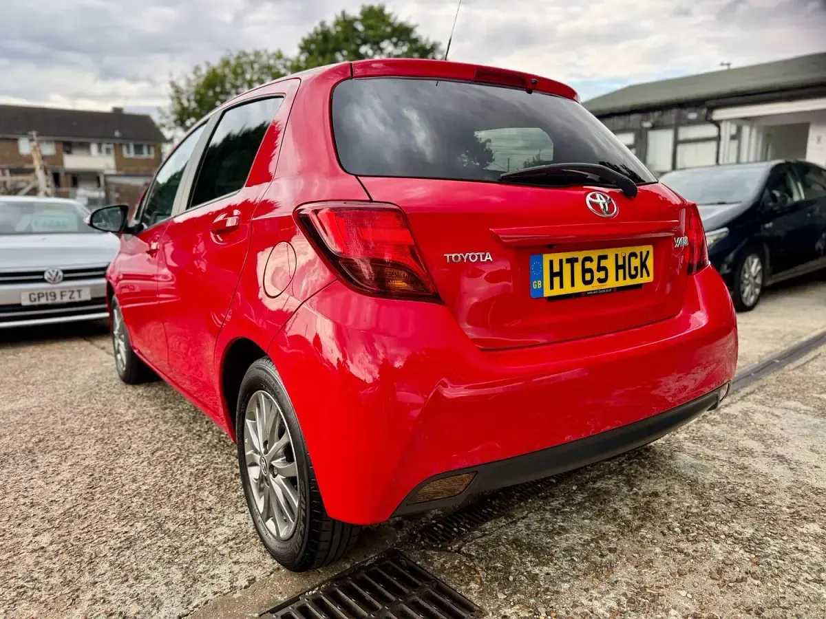 Used Toyota Yaris 99 HP (72 kW) 2016 Red Hatchback