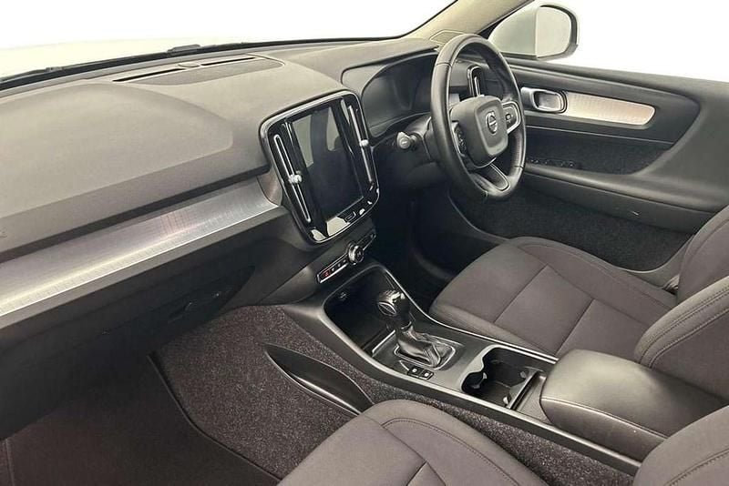 Used Volvo XC40 Momentum 150 HP (110 kW) 2020 White SUV