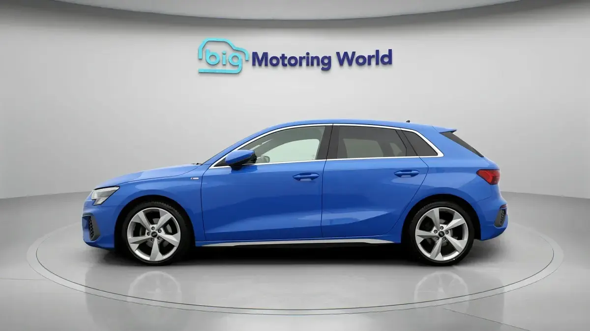 Używany Audi A3 S-Line 110 KM (80 kW) 2023 Niebieski Sedan/Limuzyna