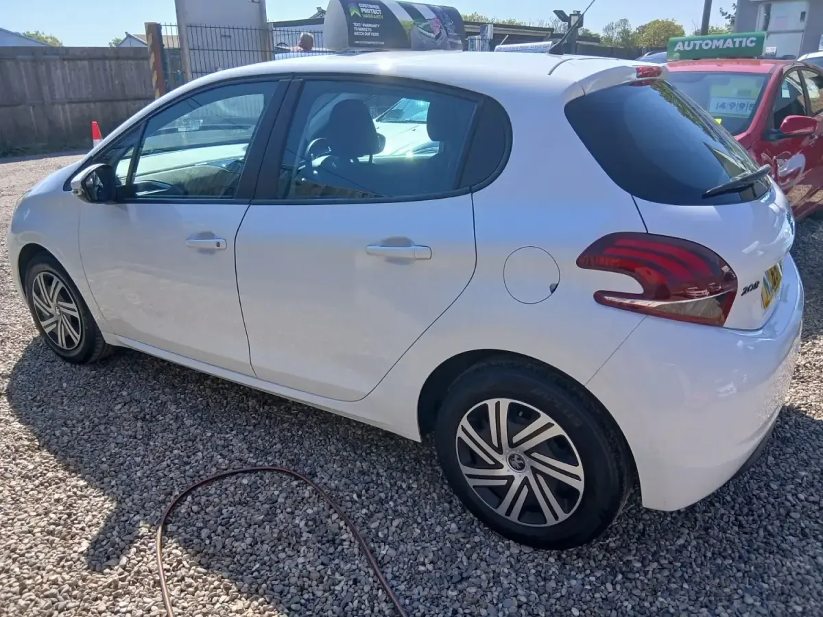 Używany Peugeot 208 Access 68 KM (50 kW) 2015 Biały Hatchback