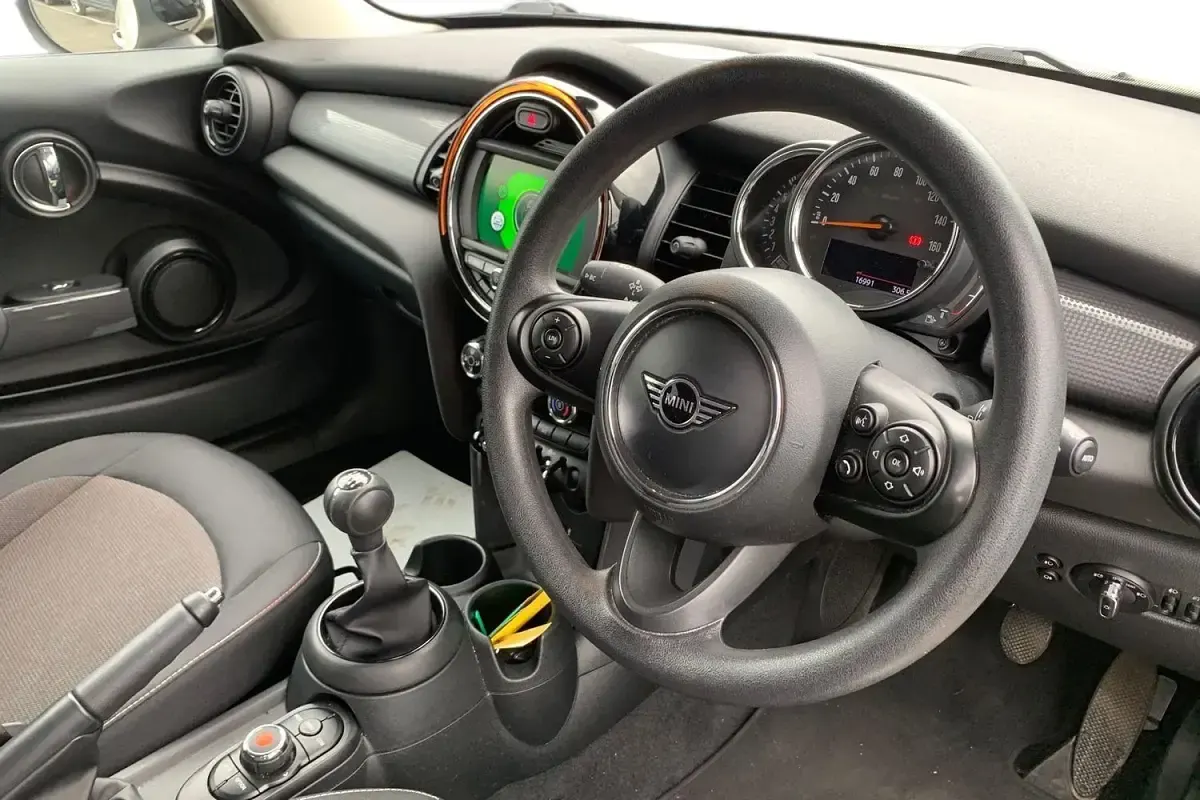 Usado Mini Cooper Classic 136 HP (100 kW) 2019 Branco Citadino