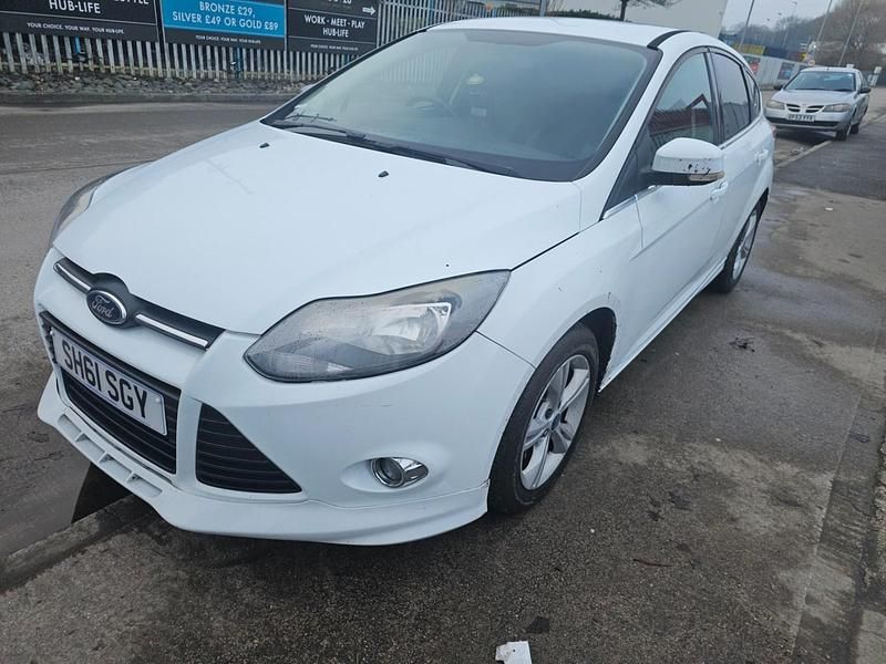 Used Ford Focus Zetec 125 HP (91 kW) 2011 White Hatchback