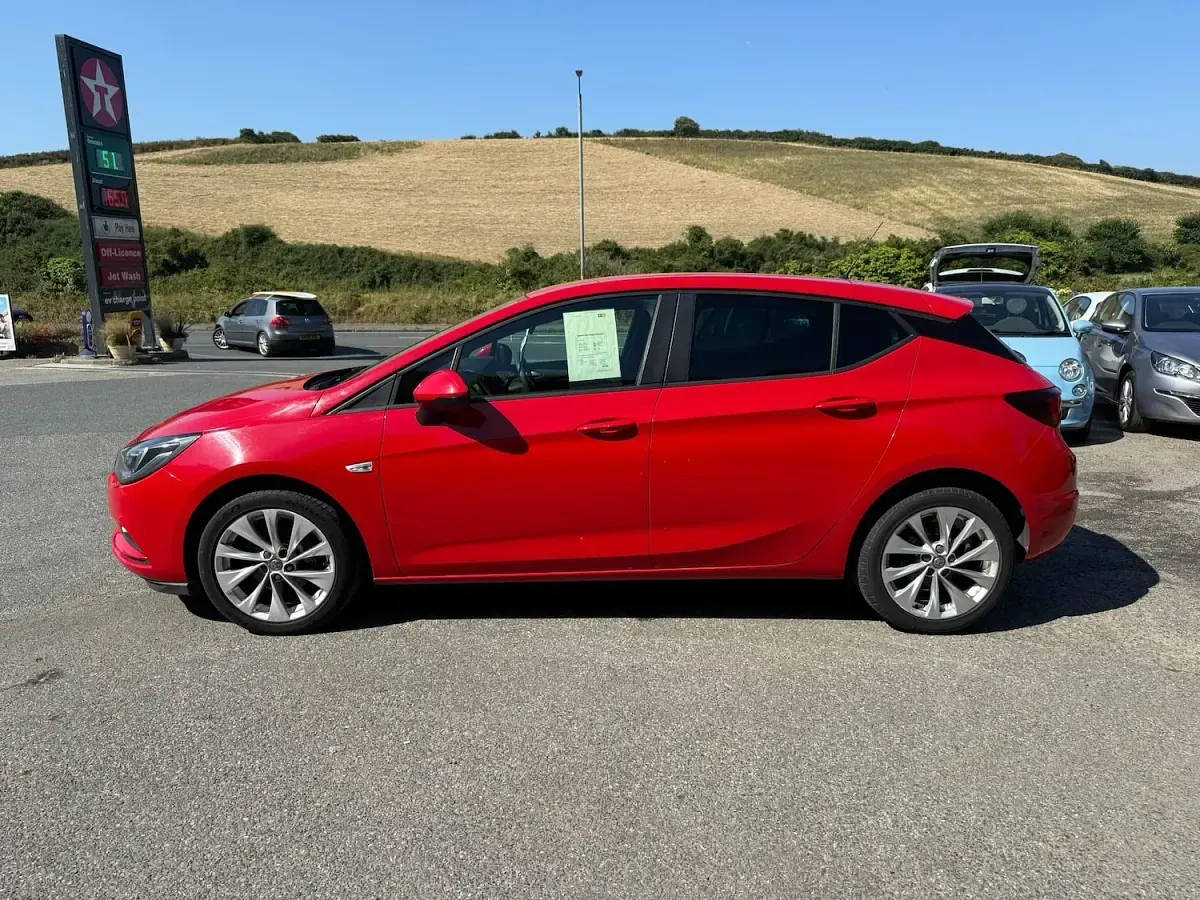 Used Vauxhall Astra Design Edition 105 HP (77 kW) 2019 Red Hatchback