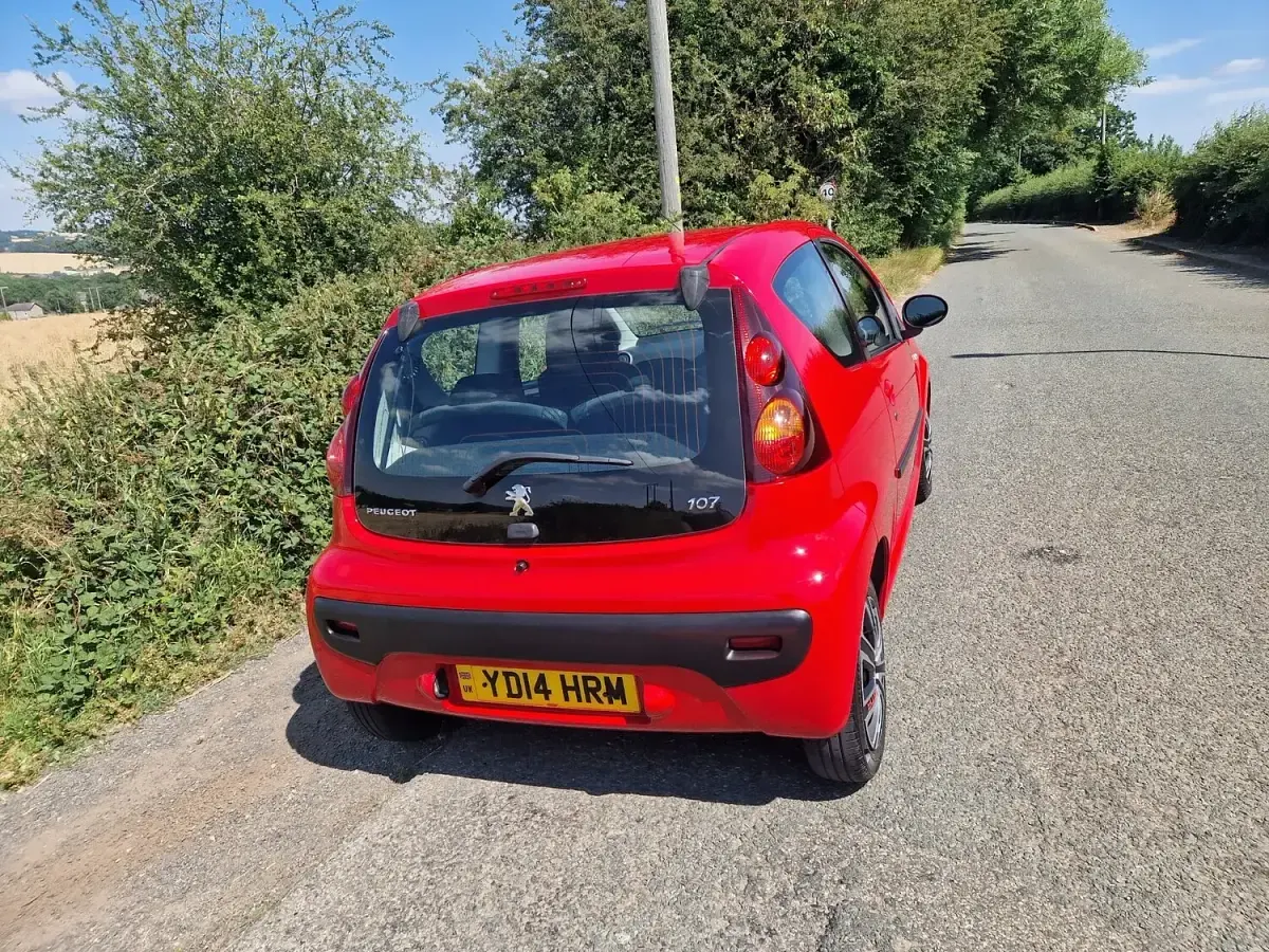 Used Peugeot 107 Active 68 HP (50 kW) 2014 Red Hatchback