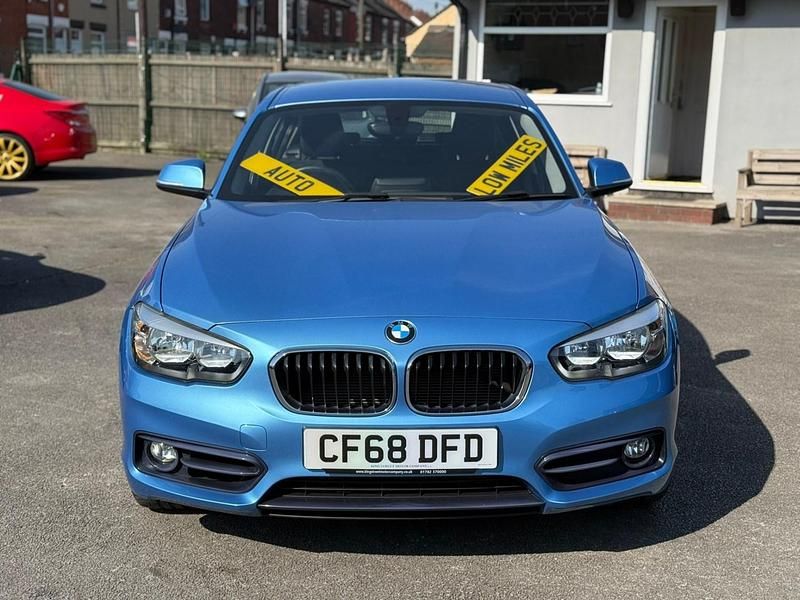 Begagnad BMW 118 Sport Line 2019 Blå Halvkombi