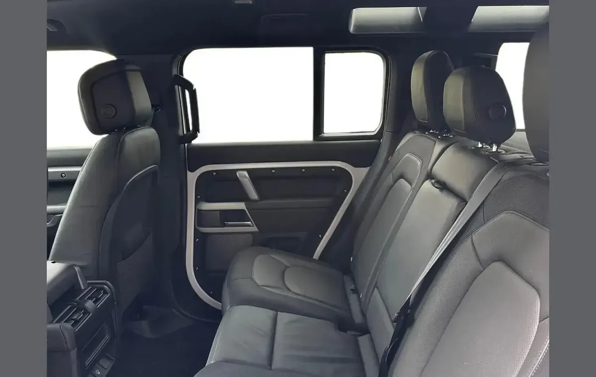 Used Land Rover Defender HSE Dynamic 245 HP (180 kW) 2024 White SUV