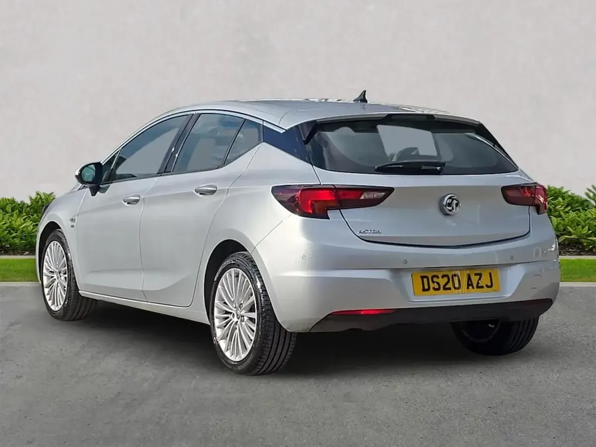 Second-hand Vauxhall Astra Elite 145 CP (106 kW) 2020 Argintiu Hatchback