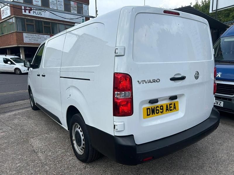 Second-hand Vauxhall Vivaro Edition 100 CP (73 kW) 2020 Alb Monovolum