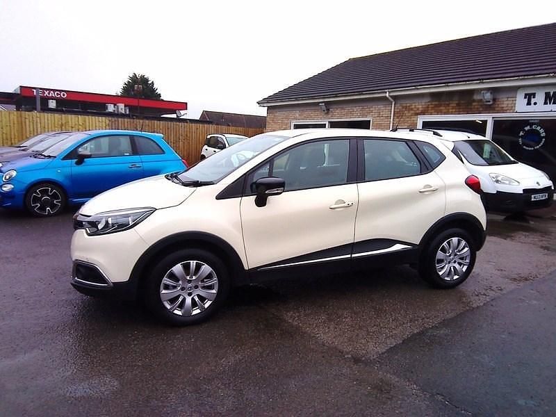 Used Renault Captur Expression+ 90 HP (66 kW) 2017 Cream SUV