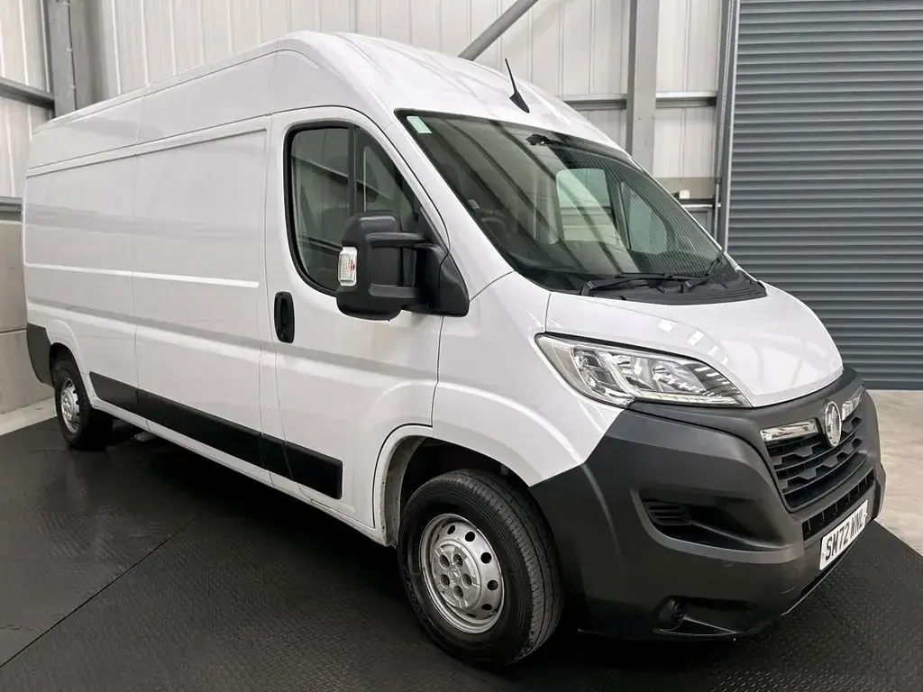 Begagnad Vauxhall Movano 140 HK (102 kW) 2023 Vit